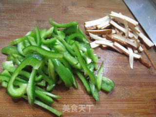 香干金针菇炒灯椒的做法步骤：2