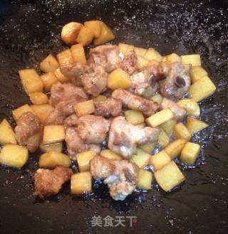 土豆焖排骨的做法步骤：3