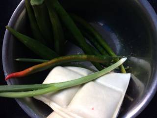 秋葵青椒拌豆干的做法步骤：1