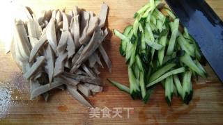 肉丝炒灌肠的做法步骤：3