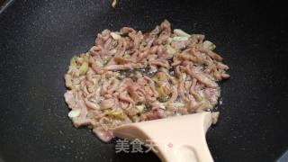 肉丝炒灌肠的做法步骤：6