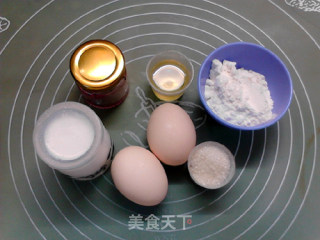 火龙果果酱酸奶戚风蛋糕的做法步骤：1