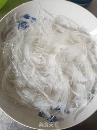 蒜蓉粉丝蒸大虾的做法步骤：2
