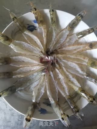 蒜蓉粉丝蒸大虾的做法步骤：3
