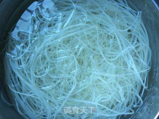 虾饺酸辣米线的做法步骤：1