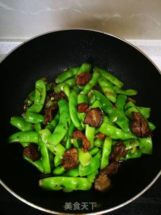 快手小炒菜～拆骨肉烧豆角的做法步骤：7
