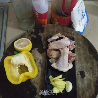 檬香彩椒炒鸡块的做法步骤：1