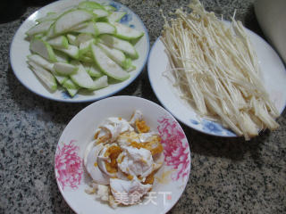咸鸭蛋金针菇炒夜开花的做法步骤：1
