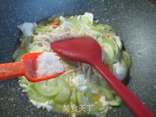 咸鸭蛋金针菇炒夜开花的做法步骤：7