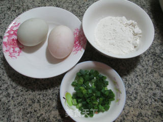 香葱鸭蛋饼的做法步骤：1