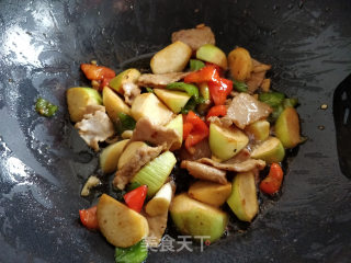 青红椒炒茭白的做法步骤：6