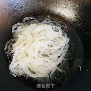 韭菜炒粉丝的做法步骤：3