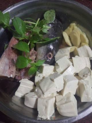 鱼头豆腐汤（金不换版）的做法步骤：1