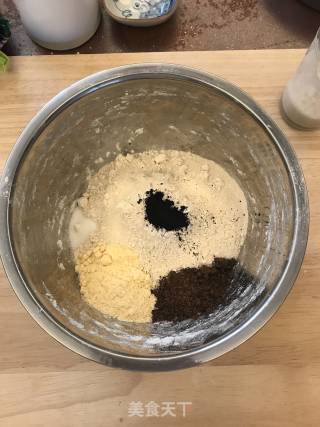 竹炭巧克力夹心餐包的做法步骤：1