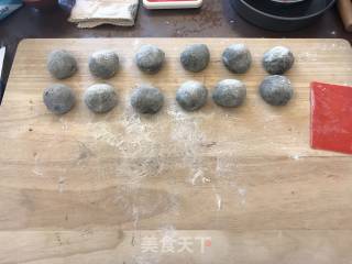 竹炭巧克力夹心餐包的做法步骤：5