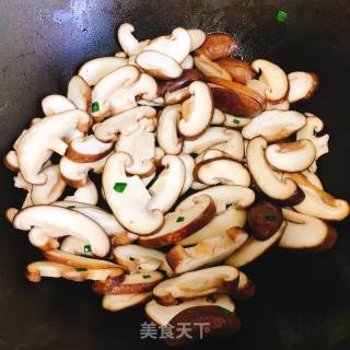 双椒炒香菇的做法步骤：4