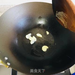 荷兰豆炒虾仁的做法步骤：2