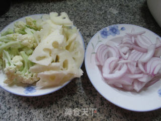 洋葱莲藕炒花菜的做法步骤：1