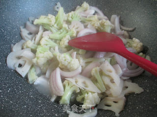 洋葱莲藕炒花菜的做法步骤：4