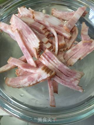 韭菜苔炒培根的做法步骤：2