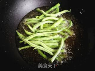 干煸豆角的做法步骤：3