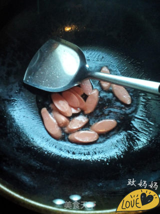火腿肠炒洋葱的做法步骤：3