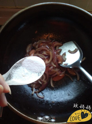 火腿肠炒洋葱的做法步骤：6
