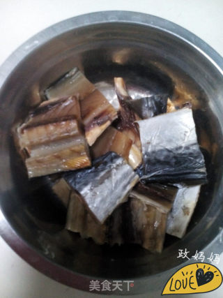 蒸干鲅鱼的做法步骤：1