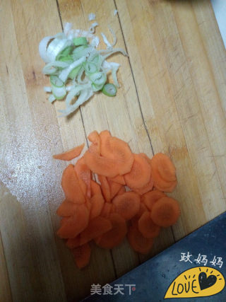 胡萝卜蝴蝶面的做法步骤：1