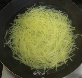 炝炒土豆丝的做法步骤：3