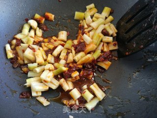 麻辣鸭肉炒笋丁的做法步骤：6