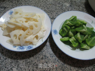 灯椒炒莲藕的做法步骤：1