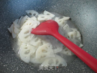 灯椒炒莲藕的做法步骤：3