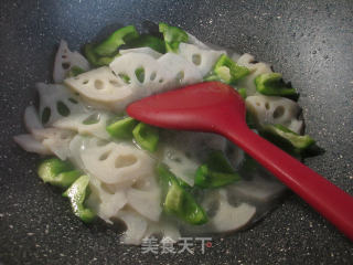灯椒炒莲藕的做法步骤：4