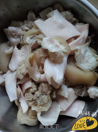 肉皮冻的做法步骤：1