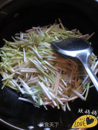 蒜黄炒笔管鱼的做法步骤：3