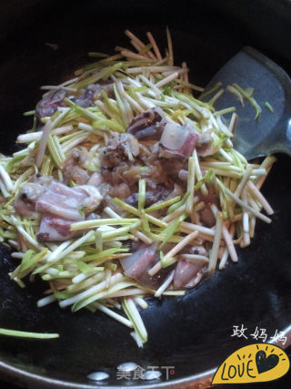 蒜黄炒笔管鱼的做法步骤：5