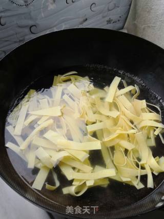 凉拌豆腐皮（干豆腐）土豆丝的做法步骤：4