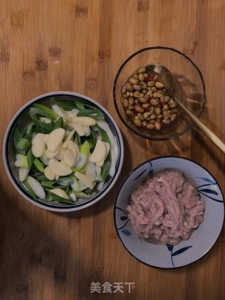 水豆豉大葱炒肉丝的做法步骤：1