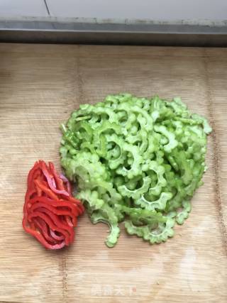 凉拌苦瓜的做法步骤：2