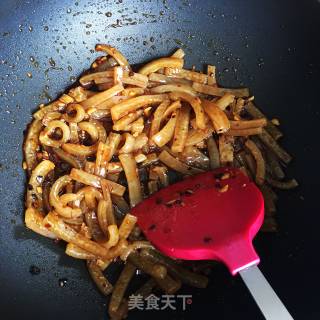 芹菜炒猪皮的做法步骤：4