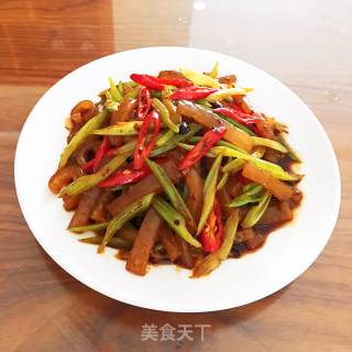 芹菜炒猪皮的做法步骤：7