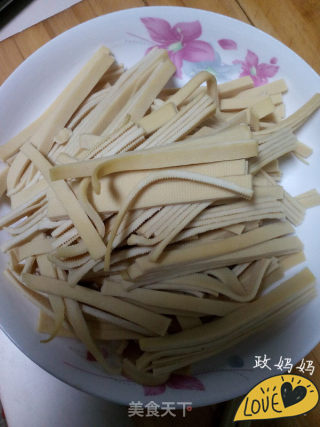 豆腐皮炒韭菜的做法步骤：1