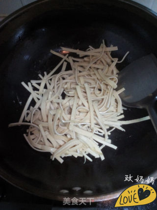 豆腐皮炒韭菜的做法步骤：3
