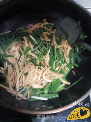 豆腐皮炒韭菜的做法步骤：5