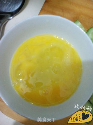 黄瓜炒鸡蛋的做法步骤：1