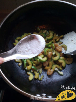 黄瓜炒虾仁的做法步骤：8