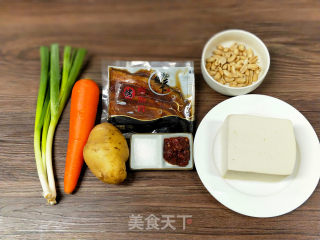 红油鳗鱼丁的做法步骤：1