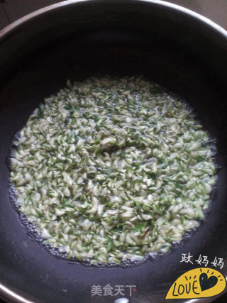 槐花饼的做法步骤：2