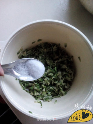 槐花饼的做法步骤：3